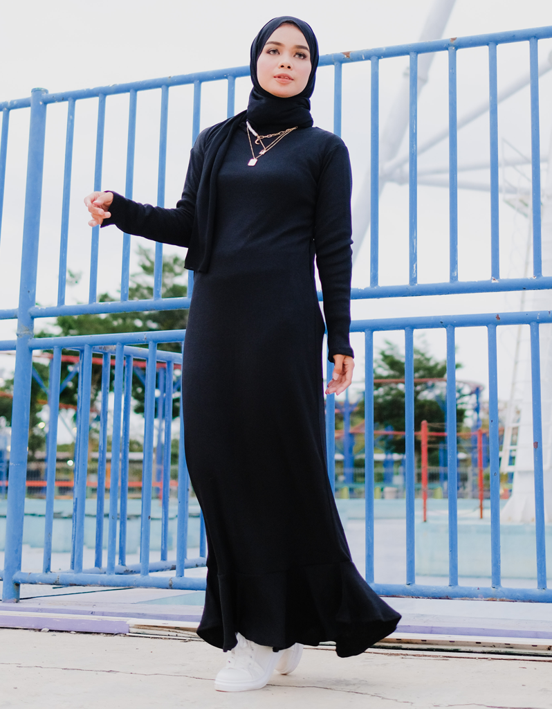 Ribbed Flounce Maxi Dress in Black