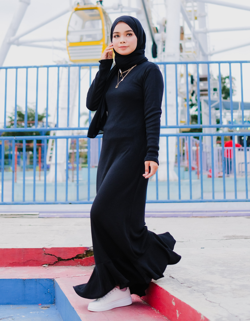 Ribbed Flounce Maxi Dress in Black