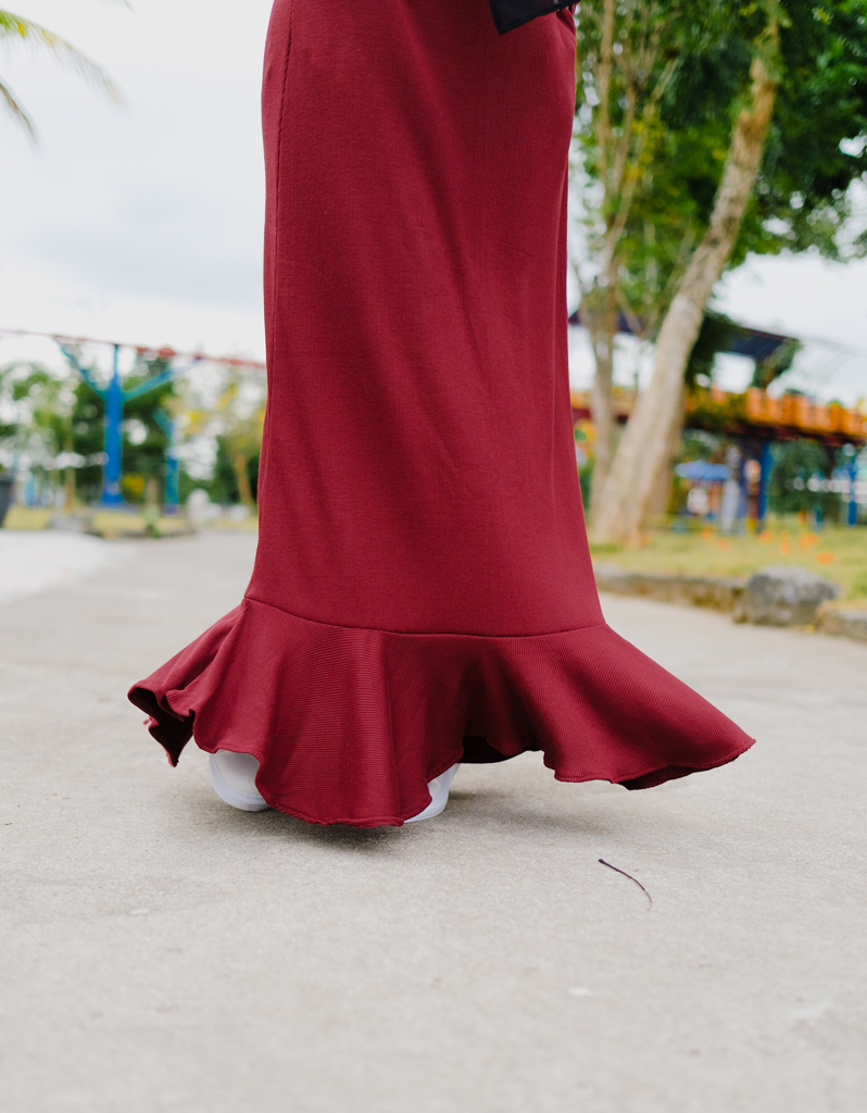 Ribbed Flounce Maxi Dress in Maroon