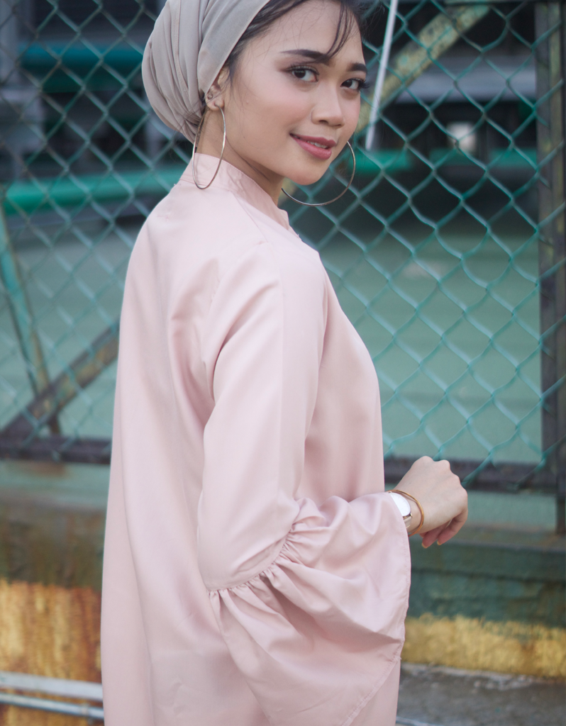 Bell-Sleeve High Low Shirt in Cream