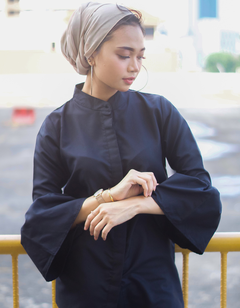Bell-Sleeve High Low Shirt in Black
