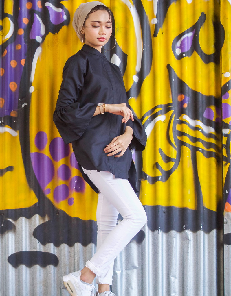 Bell-Sleeve High Low Shirt in Black