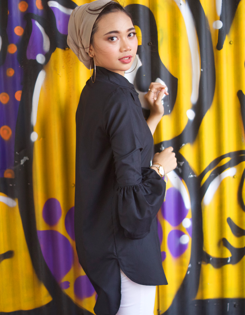 Bell-Sleeve High Low Shirt in Black