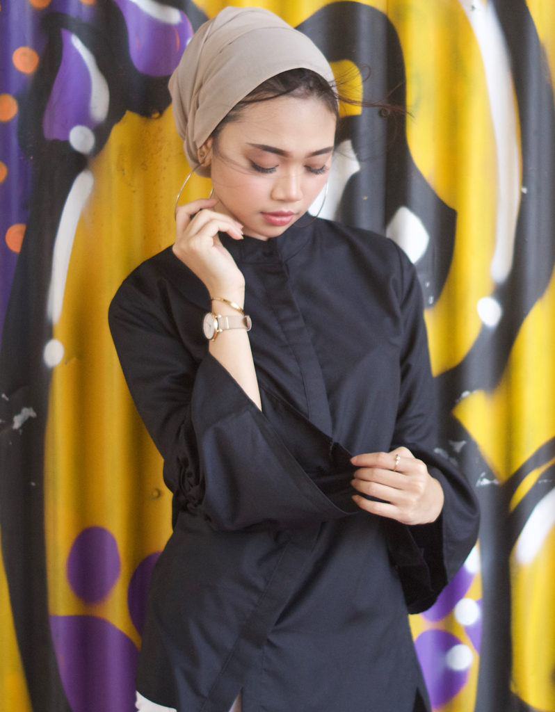 Bell-Sleeve High Low Shirt in Black