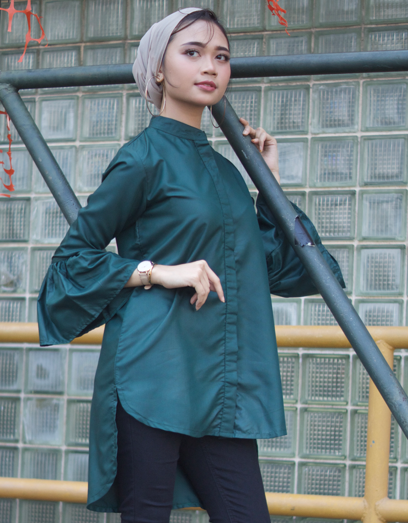 Bell-Sleeve High Low Shirt in Emerald Green