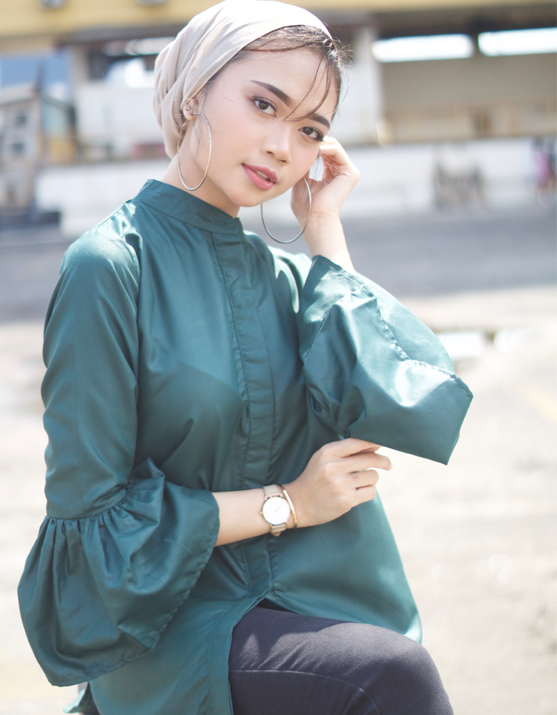 Bell-Sleeve High Low Shirt in Emerald Green