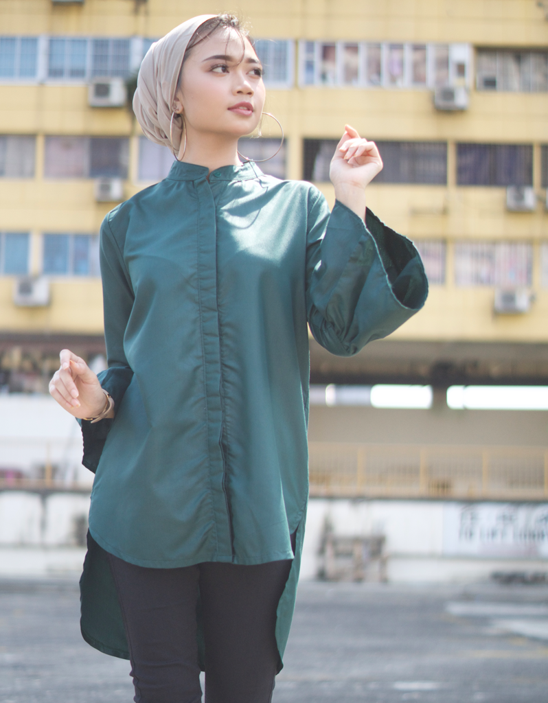 Bell-Sleeve High Low Shirt in Emerald Green