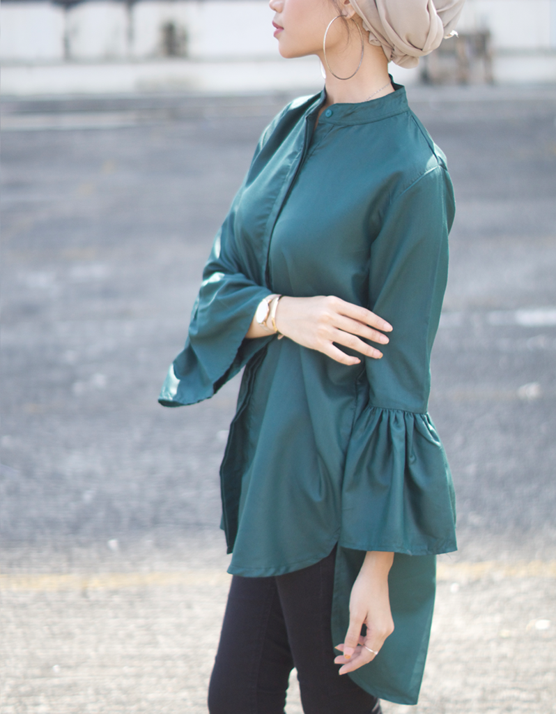 Bell-Sleeve High Low Shirt in Emerald Green